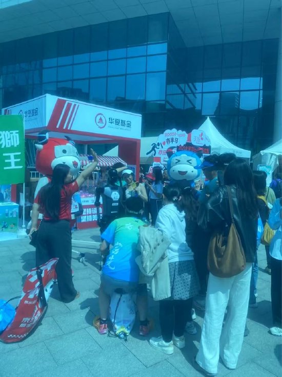 上阳网配资 视频|人形机器人半马天工夺冠！华夏基金成赢家！现场展台人气爆棚 机器人ETF三年增34倍、今年增182%达116亿