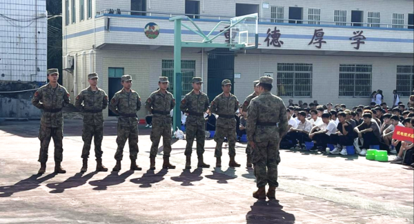 鹏配资 从化城郊街选派优质民兵教官进校园，助力新生上好“开学第一课”